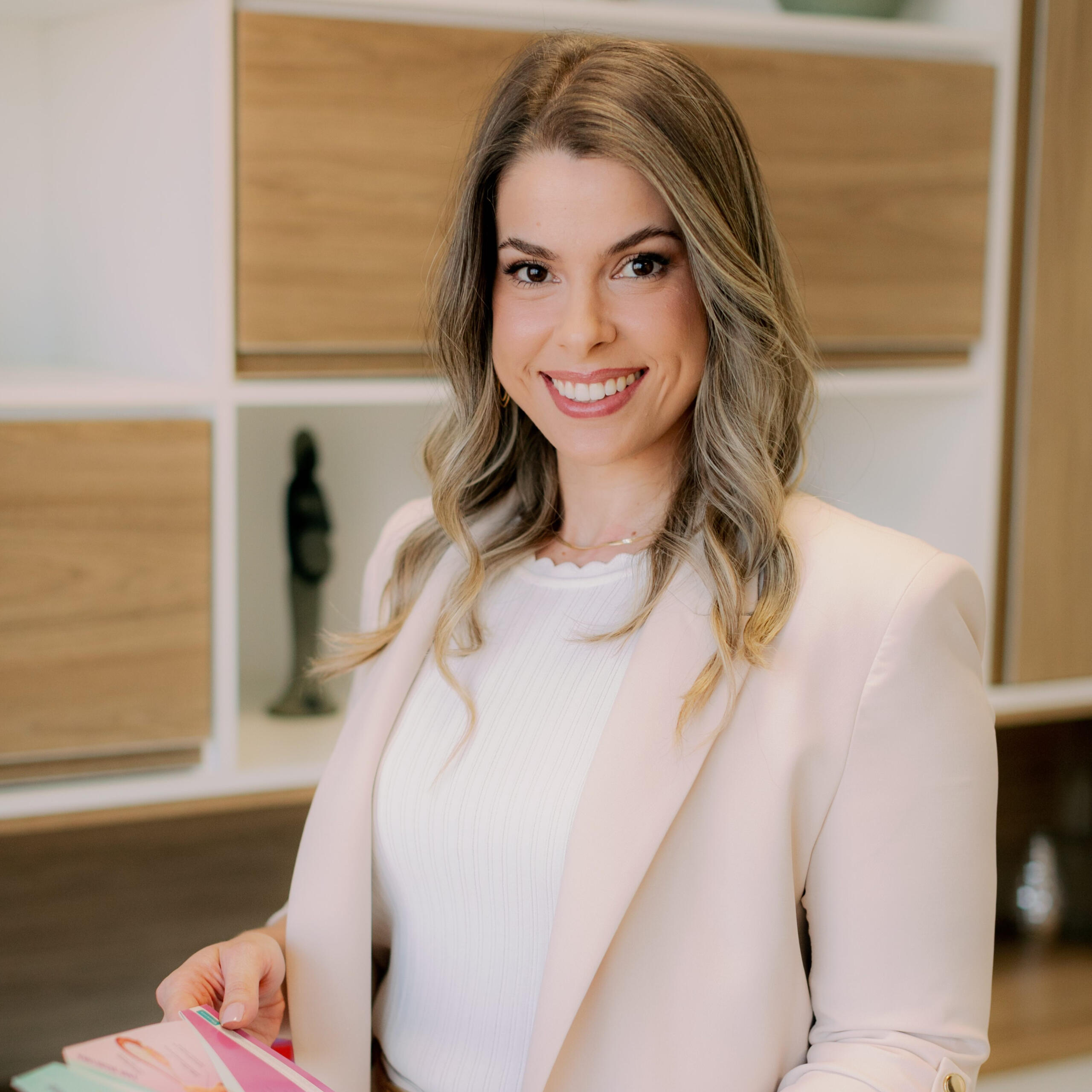 Ginecologia e Obstetrícia com acolhimento em Limeira – Dra. Larissa Gianotti Dra. Larissa Gianotti no consultório, ginecologista e obstetra em Limeira